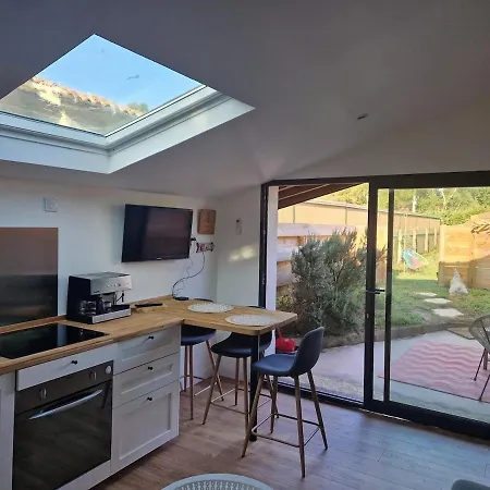 Maisonette Private Garden דירה *